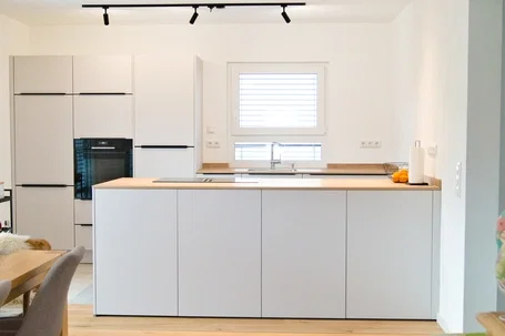 Weiße Designküche, grifflos und modern
